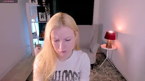Snapshot of laly_peach chatting on July 18, 2026, 8:18 am Laly online show from July 18, 2026, 8:18 am