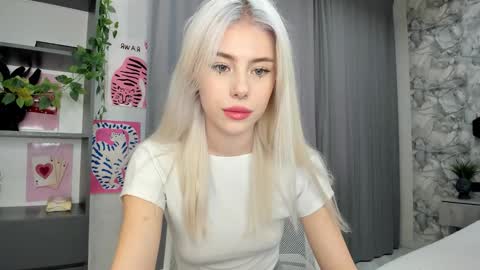 Snapshot of lama0 chatting on September 23, 2025, 8:28 am Erika online show from September 23, 2025, 8:28 am