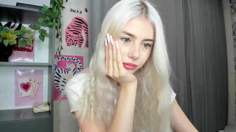 Snapshot of lama0 chatting on September 25, 2025, 8:29 am Erika online show from September 25, 2025, 8:29 am