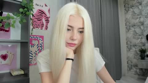 Snapshot of lama0 chatting on September 30, 2025, 8:41 am Erika online show from September 30, 2025, 8:41 am