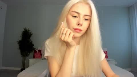Snapshot of lama0 chatting on October 6, 2025, 9:40 am Erika online show from October 6, 2025, 9:40 am