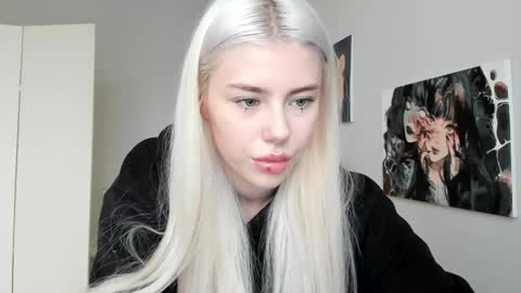 Snapshot of lama0 chatting on October 15, 2025, 8:36 am Erika online show from October 15, 2025, 8:36 am