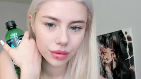 Snapshot of lama0 chatting on October 16, 2025, 8:37 am Erika online show from October 16, 2025, 8:37 am