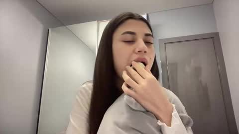 Lana online show from November 30, 2025, 4:33 pm