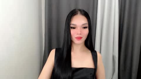 lanawyatt_ online show from November 8, 2025, 1:33 pm