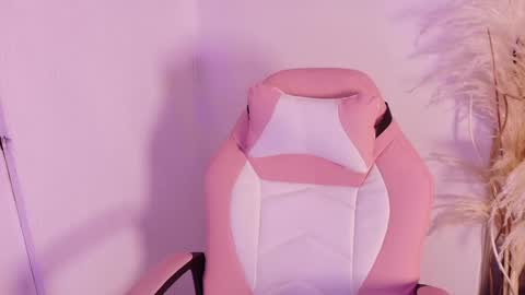 Lara Gill online show from December 18, 2025, 8:48 pm