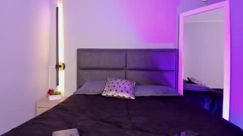 lara_reynolds_ online show from February 5, 2026, 7:40 pm