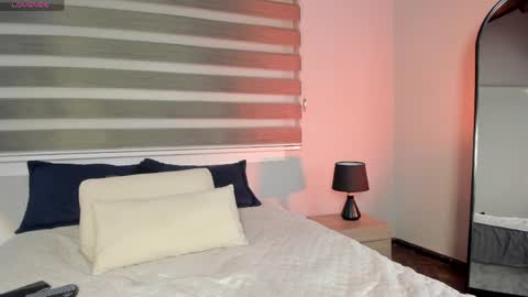 lara_reynolds_ online show from April 18, 2026, 8:20 pm