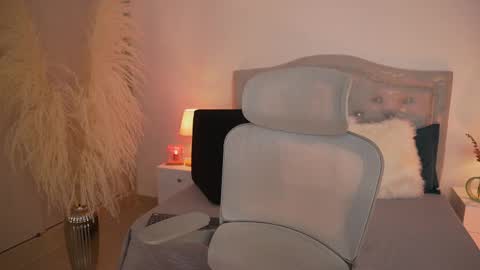 Lara  online show from October 2, 2025, 2:13 pm