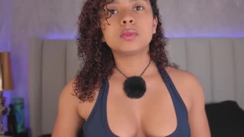 Snapshot of laracurls chatting on November 19, 2025, 11:54 am online show from November 19, 2025, 11:54 am