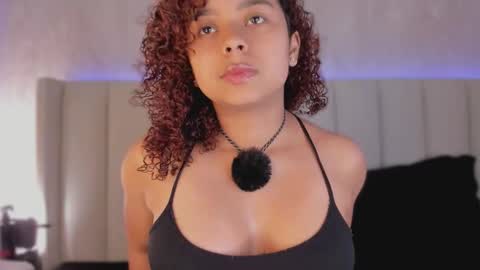 Snapshot of laracurls chatting on November 23, 2025, 2:06 pm online show from November 23, 2025, 2:06 pm