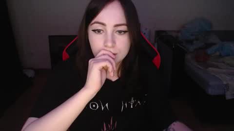 Snapshot of laralianna chatting on December 17, 2025, 4:24 pm Laralianna online show from December 17, 2025, 4:24 pm