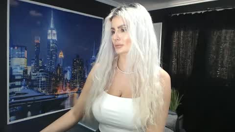 laras_moans online show from December 13, 2024, 12:06 pm