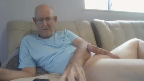 Snapshot of largerthan chatting on March 8, 2026, 1:03 am largerthan- say hi on entry online show from March 8, 2026, 1:03 am