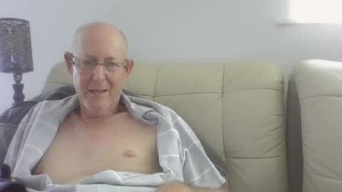 Snapshot of largerthan chatting on March 11, 2026, 5:02 am largerthan- say hi on entry online show from March 11, 2026, 5:02 am
