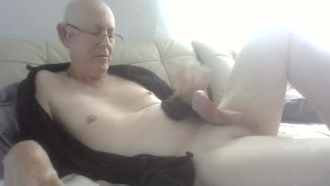 Snapshot of largerthan chatting on May 23, 2026, 12:16 am largerthan- say hi on entry online show from May 23, 2026, 12:16 am