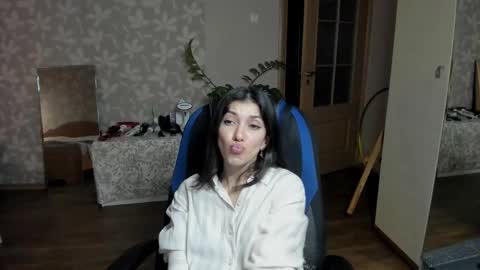 Larisa online show from October 8, 2025, 6:05 pm