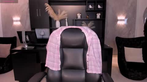 Larisa Smirnov online show from January 16, 2026, 4:05 am