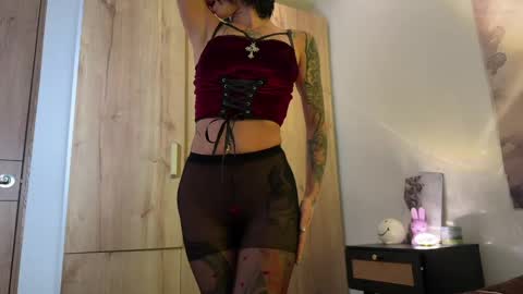 Snapshot of larissa_baker chatting on June 9, 2026, 9:43 am isa 3 online show from June 9, 2026, 9:43 am