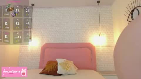 Snapshot of larsonmia chatting on June 18, 2026, 12:31 pm MIA online show from June 18, 2026, 12:31 pm