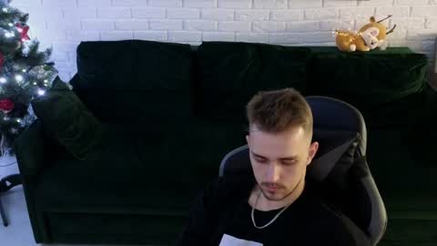 Snapshot of larstar01 chatting on December 19, 2024, 6:01 am Lars online show from December 19, 2024, 6:01 am