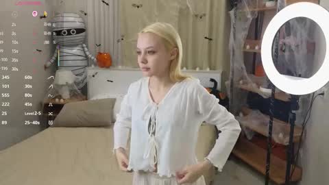 Emilia for my friends Amy online show from November 4, 2025, 1:05 am