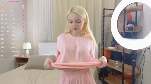 Emilia for my friends Amy online show from November 12, 2025, 1:28 am