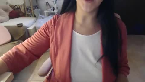 Auri online show from February 11, 2025, 2:24 pm