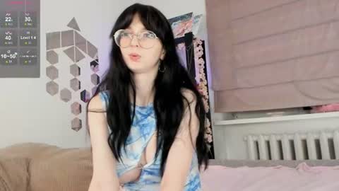 Snapshot of latesigh chatting on July 29, 2026, 9:35 pm Alice online show from July 29, 2026, 9:35 pm