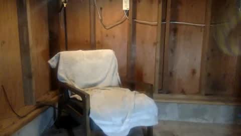 latexlluna online show from March 24, 2026, 5:01 am