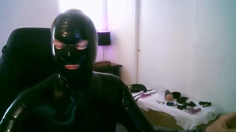 Snapshot of latexminheadroom chatting on December 21, 2025, 8:27 pm latexminheadroom online show from December 21, 2025, 8:27 pm