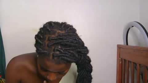 latiffaah_xx online show from April 18, 2026, 7:07 pm