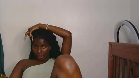 latiffaah_xx online show from April 18, 2026, 7:58 pm