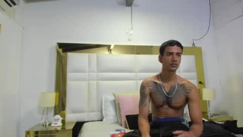 Snapshot of latin_couple20y chatting on May 2, 2026, 3:33 am Johana y Santiago online show from May 2, 2026, 3:33 am