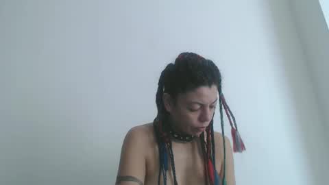 Latinacoka online show from November 7, 2025, 1:22 pm