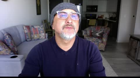 QS - INDEPENDENT MODEL online show from March 3, 2025, 6:01 pm