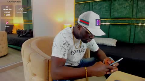 Snapshot of latrellx7 chatting on February 3, 2025, 10:47 am LEANDRO online show from February 3, 2025, 10:47 am