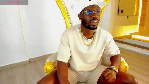 Snapshot of latrellx7 chatting on February 18, 2025, 11:44 am LEANDRO online show from February 18, 2025, 11:44 am