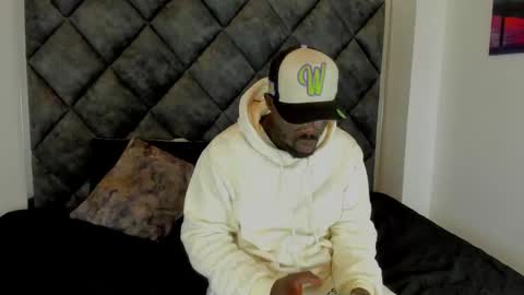 Snapshot of latrellx7 chatting on October 2, 2025, 2:40 am LEANDRO online show from October 2, 2025, 2:40 am