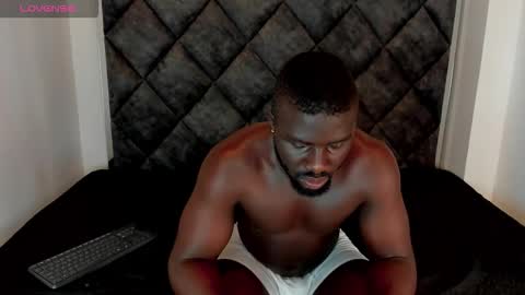 Snapshot of latrellx7 chatting on October 21, 2025, 2:01 am LEANDRO online show from October 21, 2025, 2:01 am