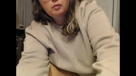 Snapshot of laulauma chatting on November 4, 2025, 12:21 am LauLauMa online show from November 4, 2025, 12:21 am