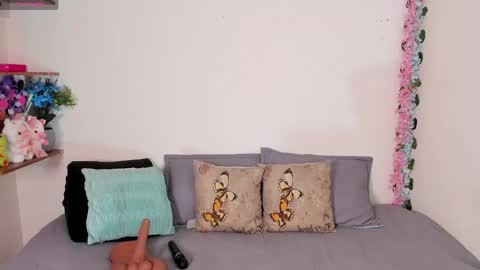 laura1__ online show from April 26, 2026, 11:13 pm