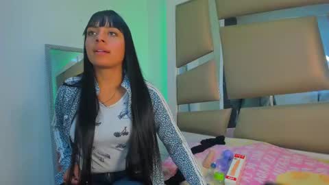 laura__js_ online show from March 3, 2025, 9:05 pm