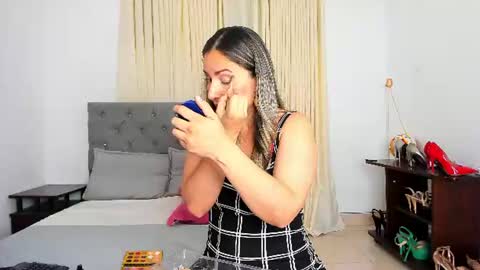 Snapshot of laura__martiinez chatting on June 19, 2026, 2:38 am online show from June 19, 2026, 2:38 am