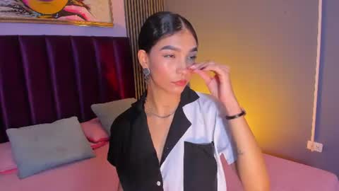 Snapshot of laura_aristizabal_19 chatting on July 24, 2026, 12:14 pm Laura online show from July 24, 2026, 12:14 pm