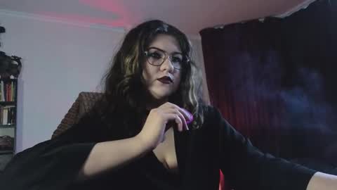 Miss Laura online show from December 3, 2025, 10:57 am