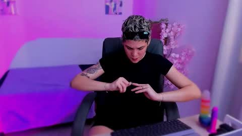 Laura Rose online show from November 28, 2025, 5:15 pm