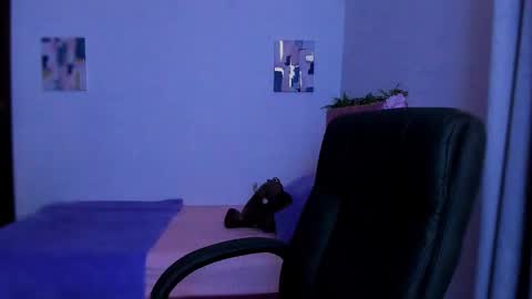 Laura Rose online show from December 15, 2025, 6:50 am