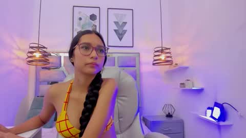 laura stuar online show from October 31, 2025, 11:55 am