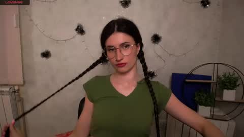 Snapshot of lauradre_ chatting on April 23, 2026, 8:02 am Laura online show from April 23, 2026, 8:02 am
